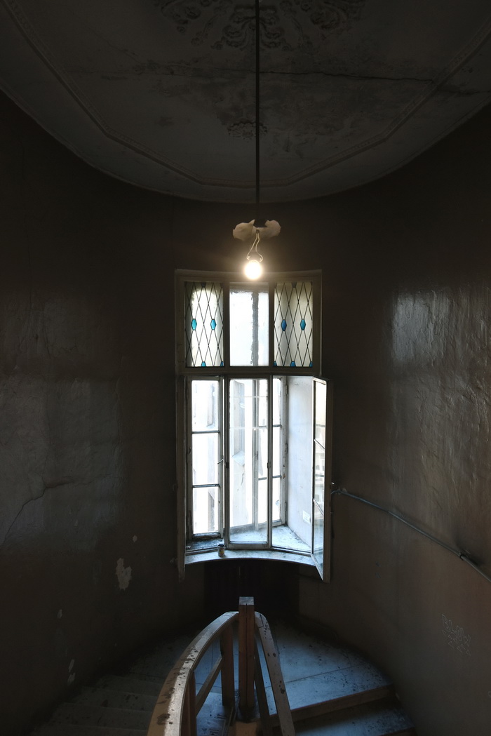 Витраж на 7 этаже лестницы в Петербурге по адресу Большой пр. ПС., д. 77. Фото 2020